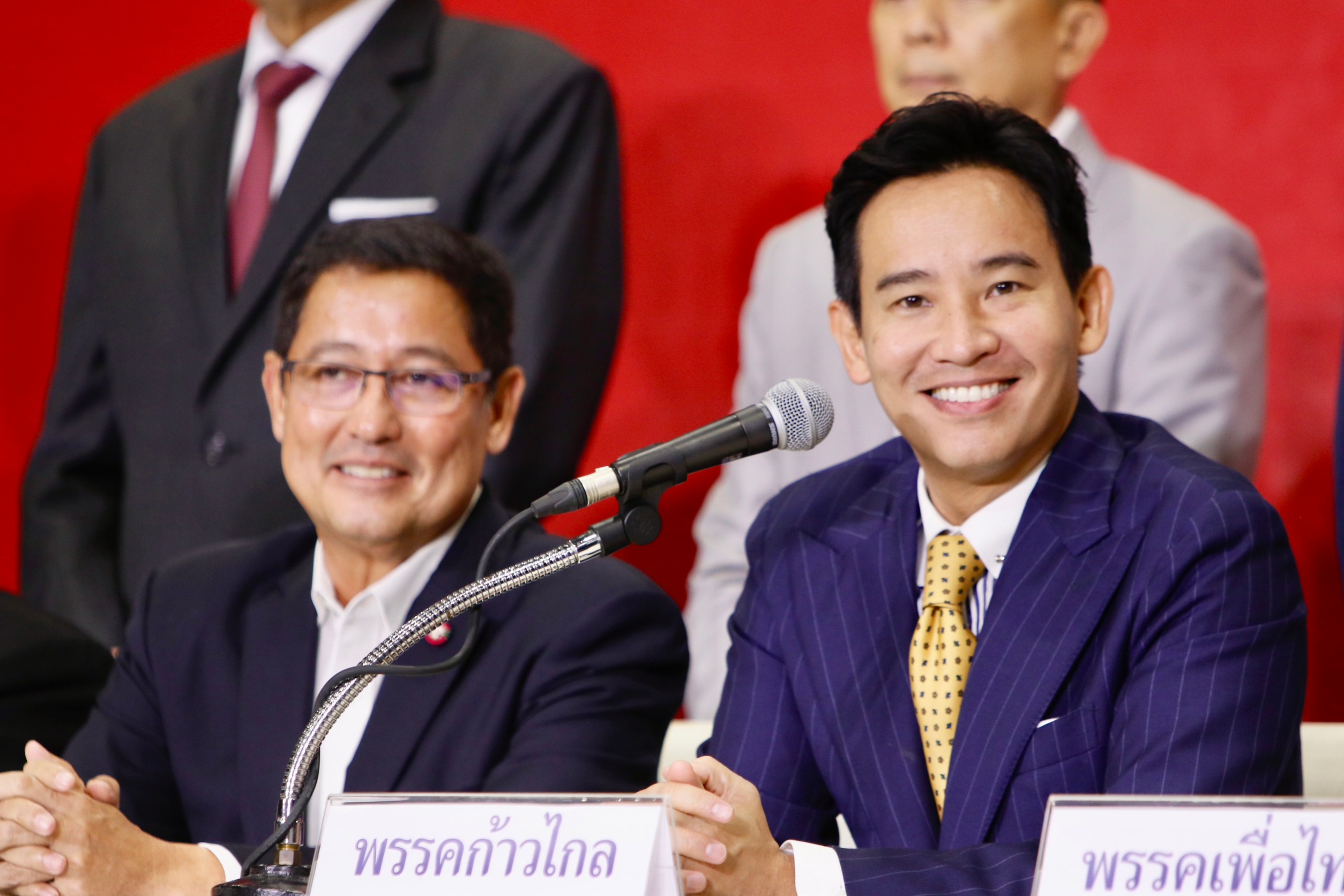 "พิธา" บอกถ้าเป็นฝ่ายแพ้เลือกตั้ง จะโทรหา "ผู้ชนะ"  แจงรูปค้อนเคียวบนโปสเตอร์พรรคแค่แนะนำตัวปาร์ตี้ลิสต์ สัญลักษณ์ผู้ใช้แรงงาน