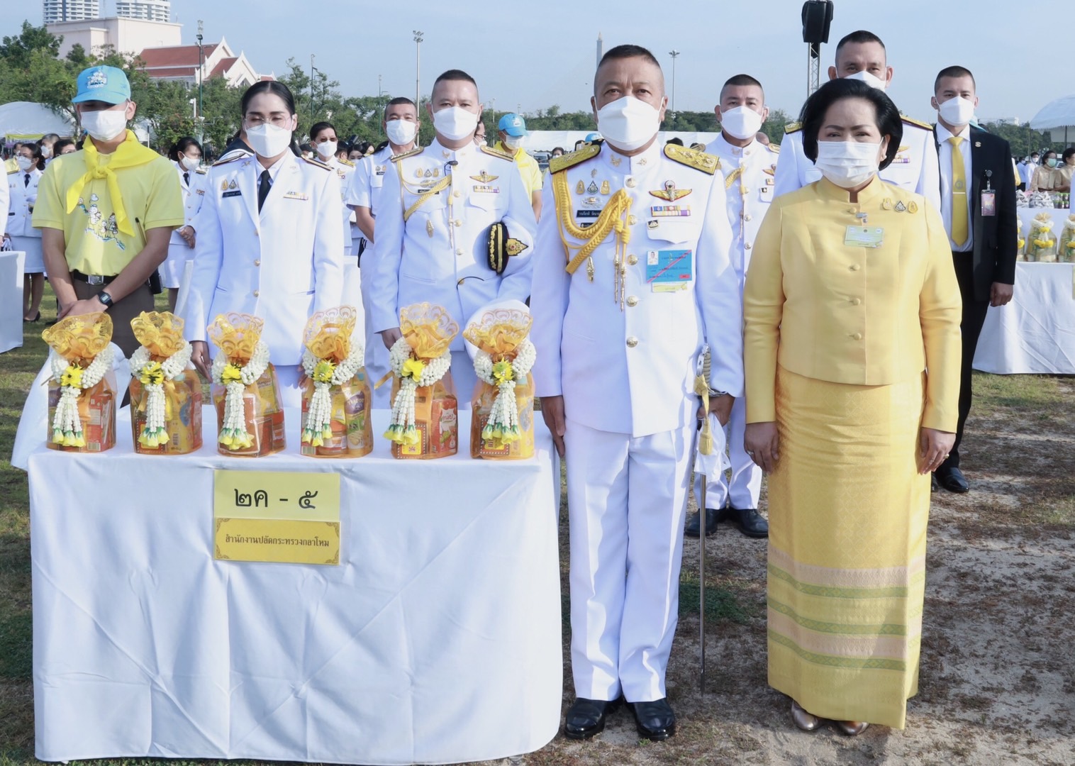  ปลัดกระทรวงกลาโหม ร่วมในพิธีทำบุญตักบาตร พิธีวางพานพุ่มดอกไม้   และพิธีถวายบังคม เนื่องในวันคล้ายวันพระบรมราชสมภพ ร.9