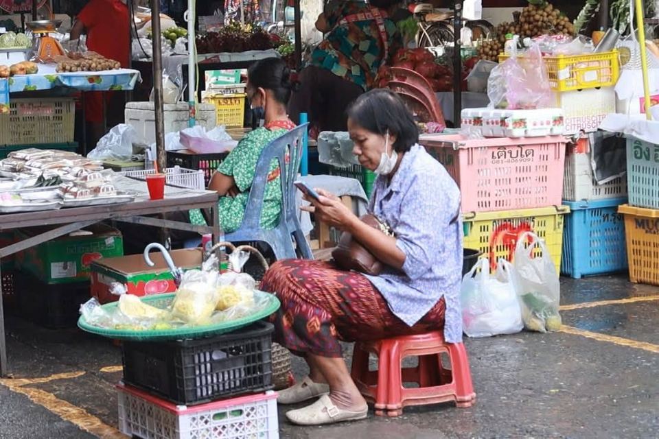 ร้านค้าอ่างทองคึกคัก! แห่ลงทะเบียน “คนละครึ่ง พลัส” วันแรก พอใจขั้นตอนง่าย
