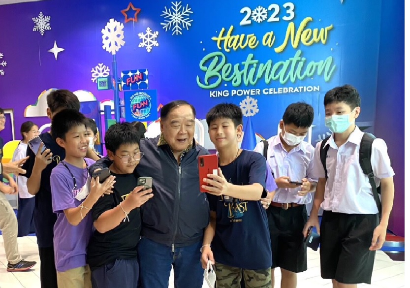 'ลุงป้อม'ชู 2 นิ้วหลังถูกรุมถ่ายรูป-เซลฟี่ทิ้งทวนวันเด็ก