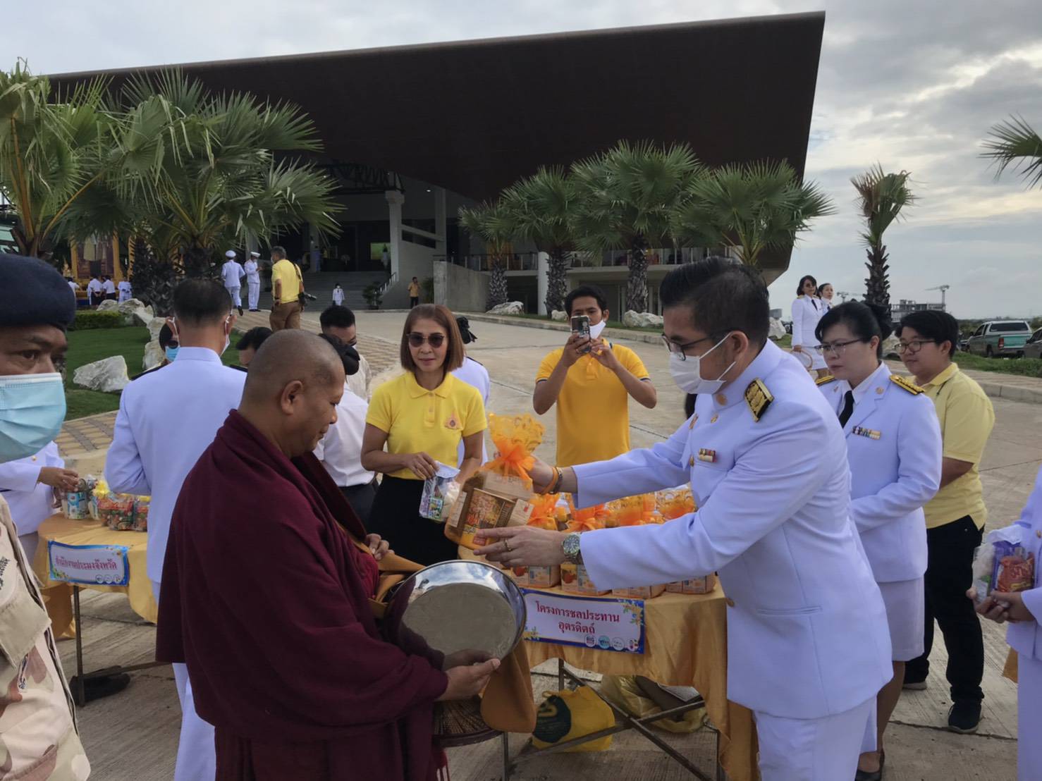 โครงการชลประทานอุตรดิตถ์  ร่วมพิธีบำเพ็ญกุศลตักบาตร ถวายเป็นพระราชกุศลแด่ ในหลวง ร.9  เนื่องในวันคล้ายวันสวรรคต