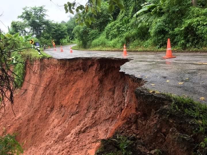 น่านฝนถล่มต่อเนื่อง  เกิดดินสไลด์ ถนนทรุด ทางไปแหล่งท่องเที่ยวชื่อดัง อำเภอบ่อเกลือและสะปัน 
