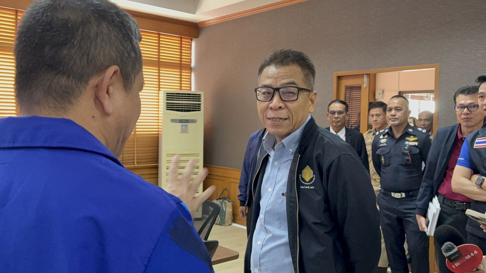 เลขาธิการคณะกรรมการการเลือกตั้งเดินทางร่วมประชุมและตรวจหน่วยเลือกตั้ง