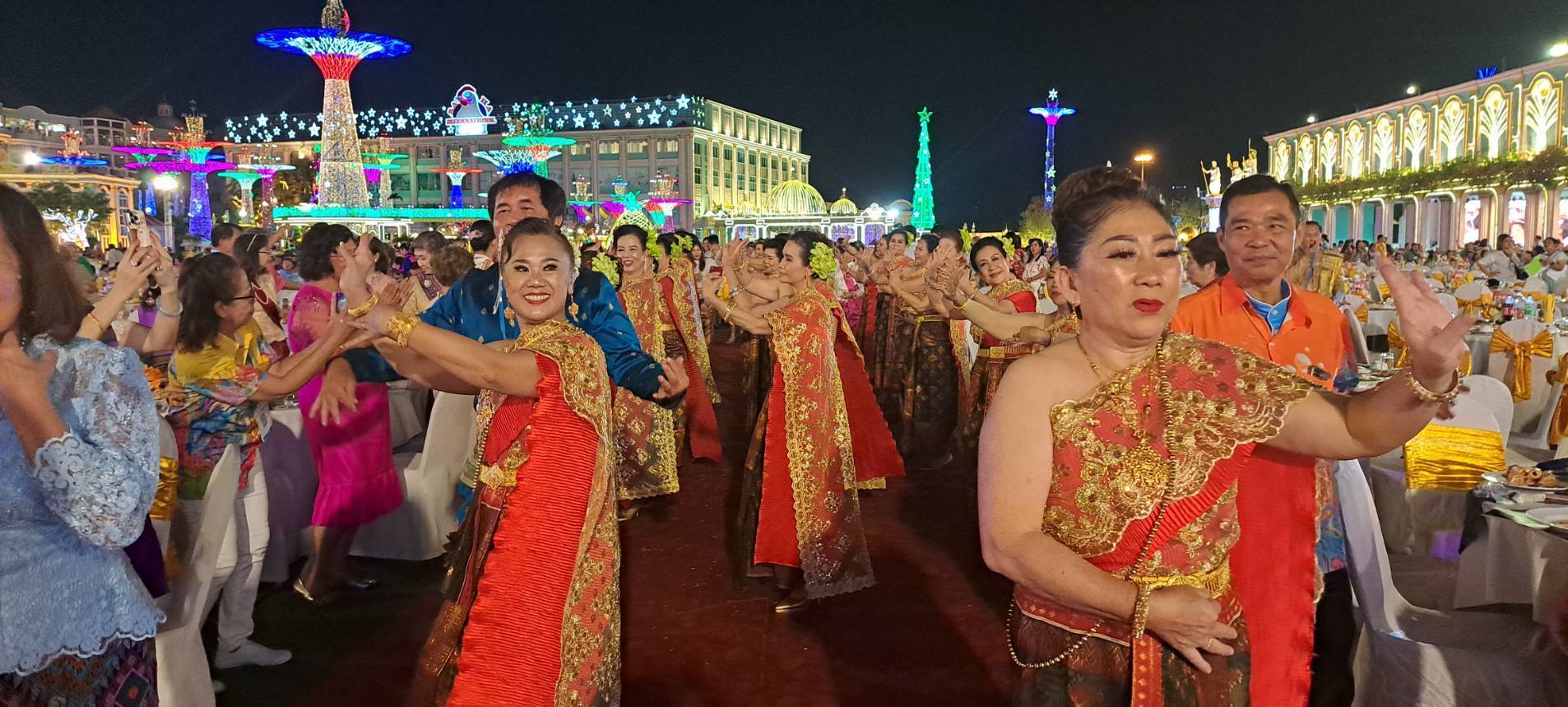 นายกสโมสรไลออนส์พัทยา สัตหีบ นำสมาชิกร่วมงานเลี้ยงต้อนรับนายกไลออนส์สากล ในเทศกาลงานประเพณีลอยกระทง