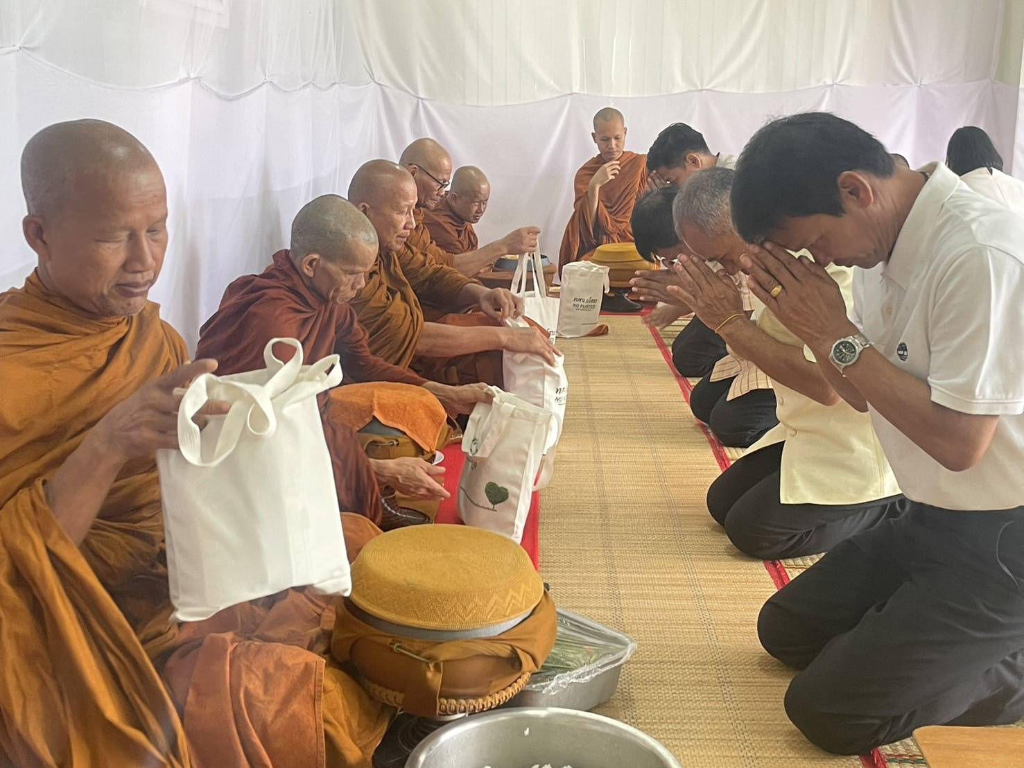 ทรัพยากรธรรมชาติและสิ่งแวดล้อมยโสธรทำบุญเลี้ยงพระเทศกาลเข้าพรรษาเพื่อเป็นสิริมงคล