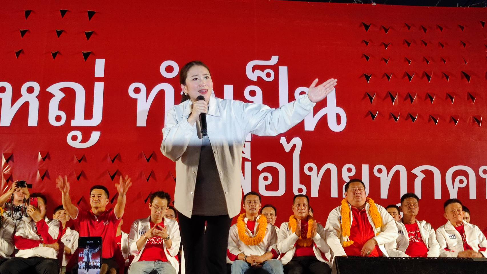 เพื่อไทยปราศรัยใหญ่​ เปิดตัวผู้สมัครทั้ง7เขตปทุมฯ​ อ้อนคนเสื้อแดงแลนด์สไลด์จัดตั้งรัฐบาล