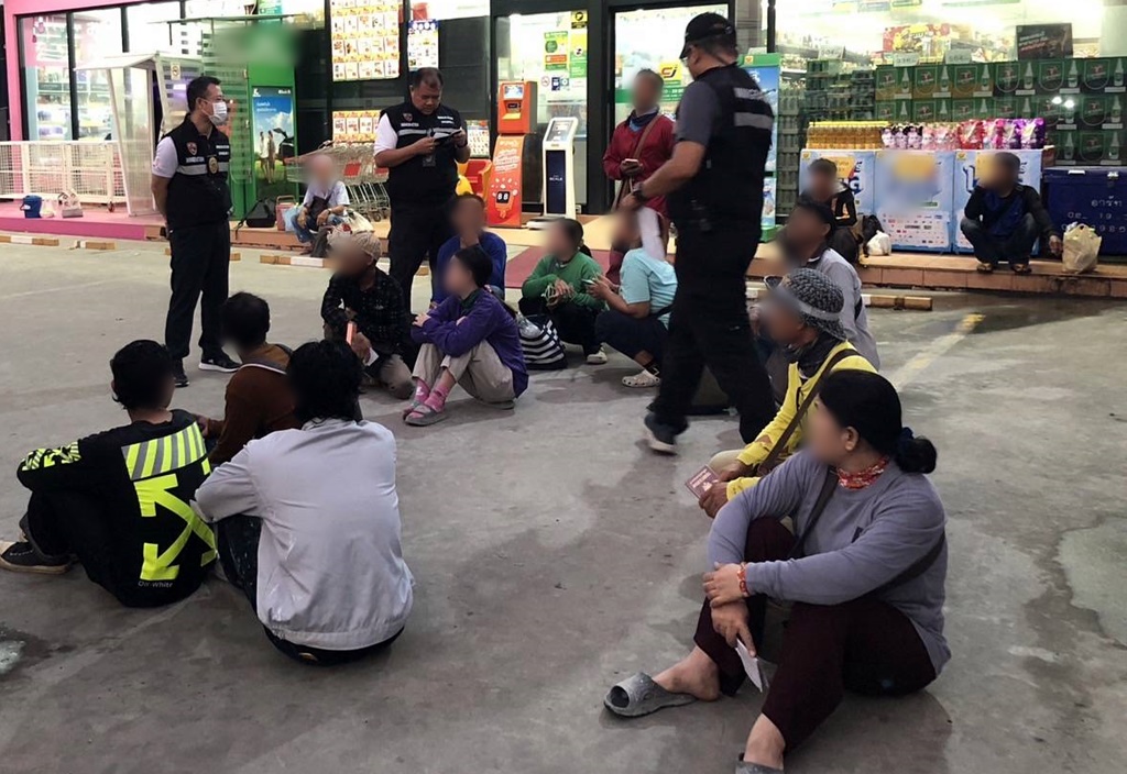 เปิดปฏิบัติการ "ฟ้าสาง" พื้นที่มีนบุรี รวบแรงงานต่างด้าว 23 ราย