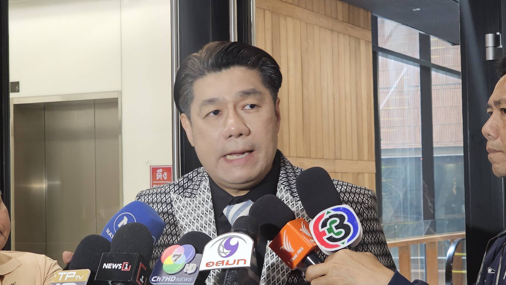 "สว.พิสิษฐ์" ยันเดินหน้าโหวต "ตุลาการศาลรธน.-กกต. " ยกรัฐธรรมนูญ ม.82 ฟาด "นันทนา"  ชี้หากต้องพ้นตำแหน่ง ไม่มีผลย้อนหลัง