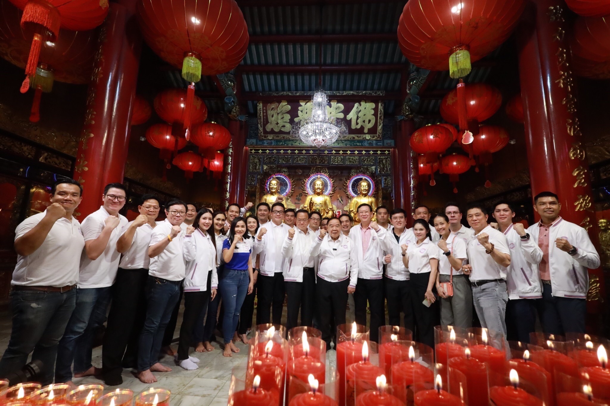 “บิ๊กป้อม” เอาฤกษ์เอาชัย ขอพรวัดมังกรกมลาวาส ทำท่าสุดฮิต Y2K ลั่นก้าวข้ามความขัดแย้ง ขอปชช.หนุนผู้สมัคร พปชร. จัดตั้งรบ.