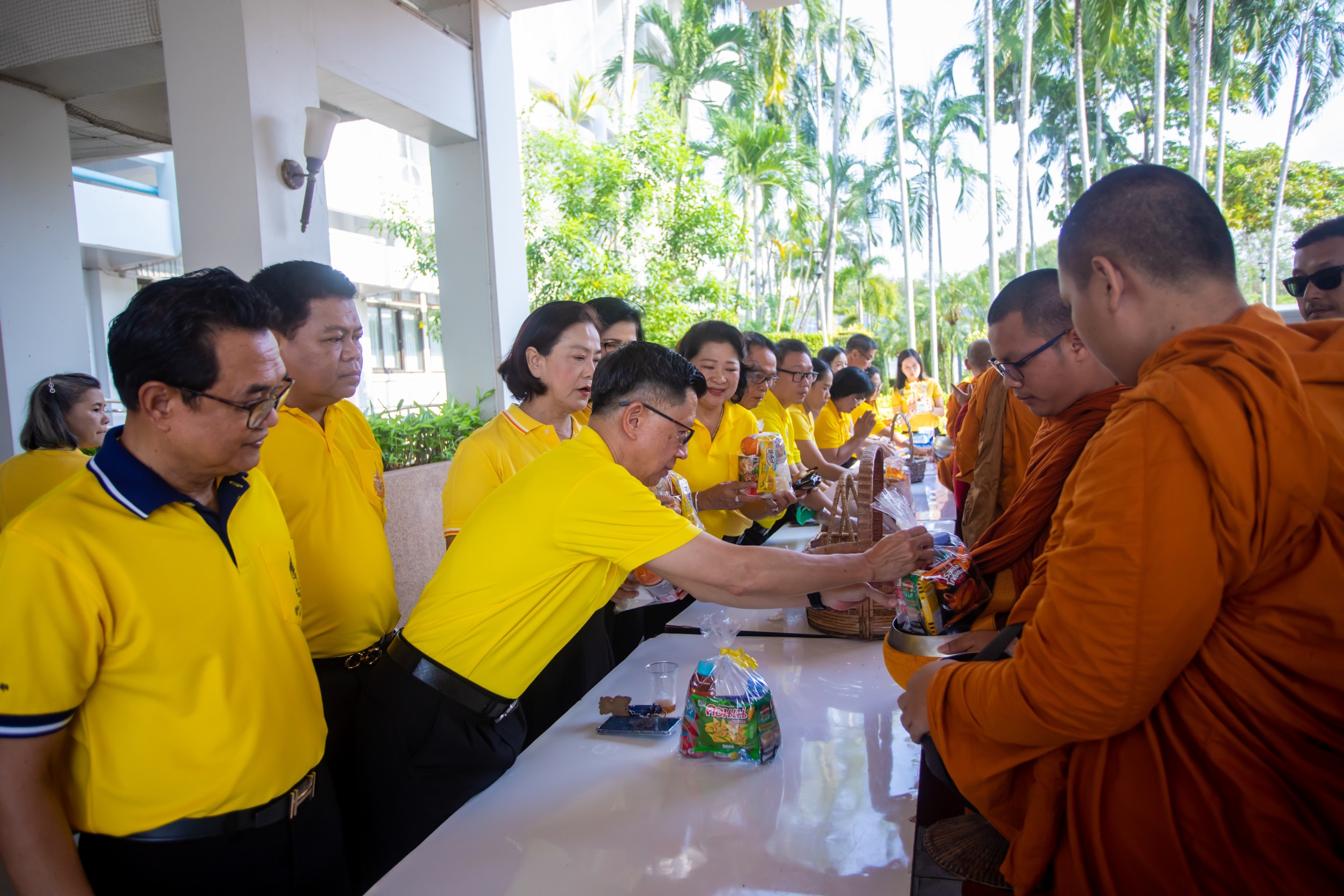 สำนักงานอัยการจังหวัดพัทยา ทำบุญตักบาตร เนื่องในวันสถาปนาองค์กรอัยการครบรอบ 131 ปี