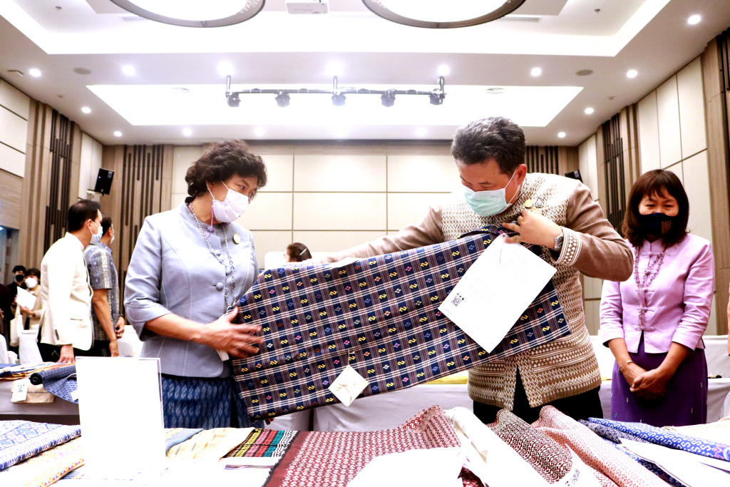 พช. เปิดเฟ้นหาผ้าถิ่นล้านนา ลายพระราชทาน "ผ้าลายขอเจ้าฟ้าสิริวัณณวรีฯ" ปลื้มภาคเหนือส่งเข้าประชันกว่า 400 ผืน 