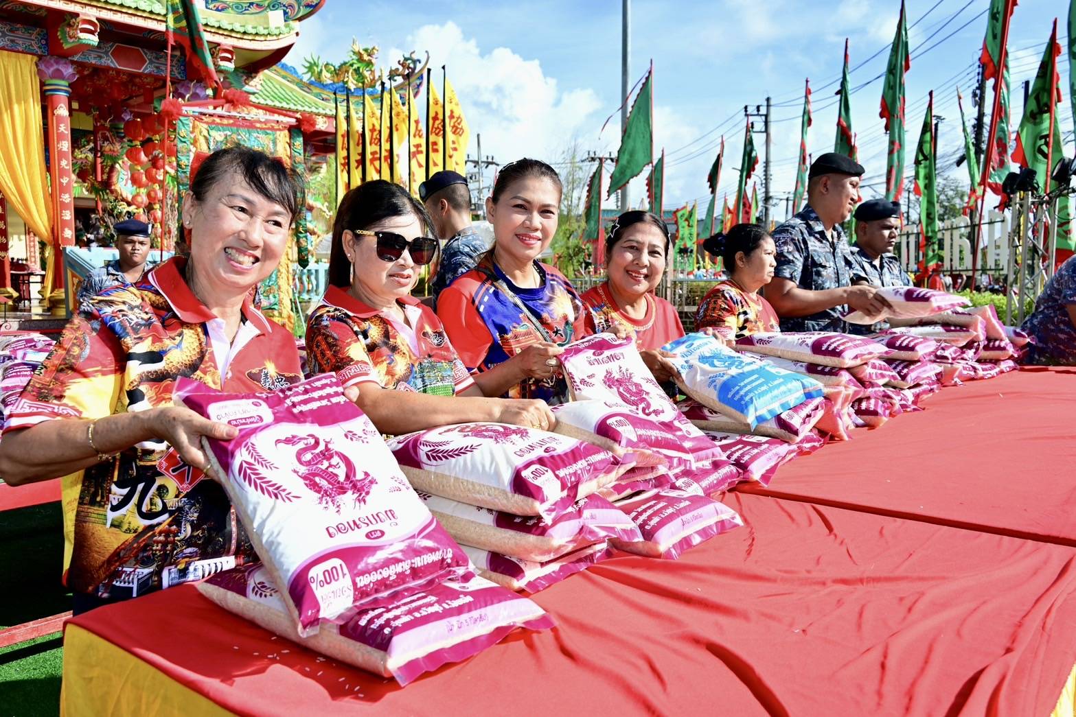 กุศลใหญ่!ศาลเจ้ากวนอู นาบอน  จัดพิธีแซยิด แจกข้าวสาร 1,800 ถุง แก่ประชาชน