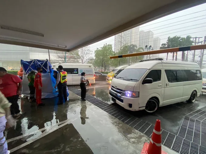 สลด!!! หญิงโดดห้างดังย่านพระราม 3 ร่างกระแทกพื้นดับ 