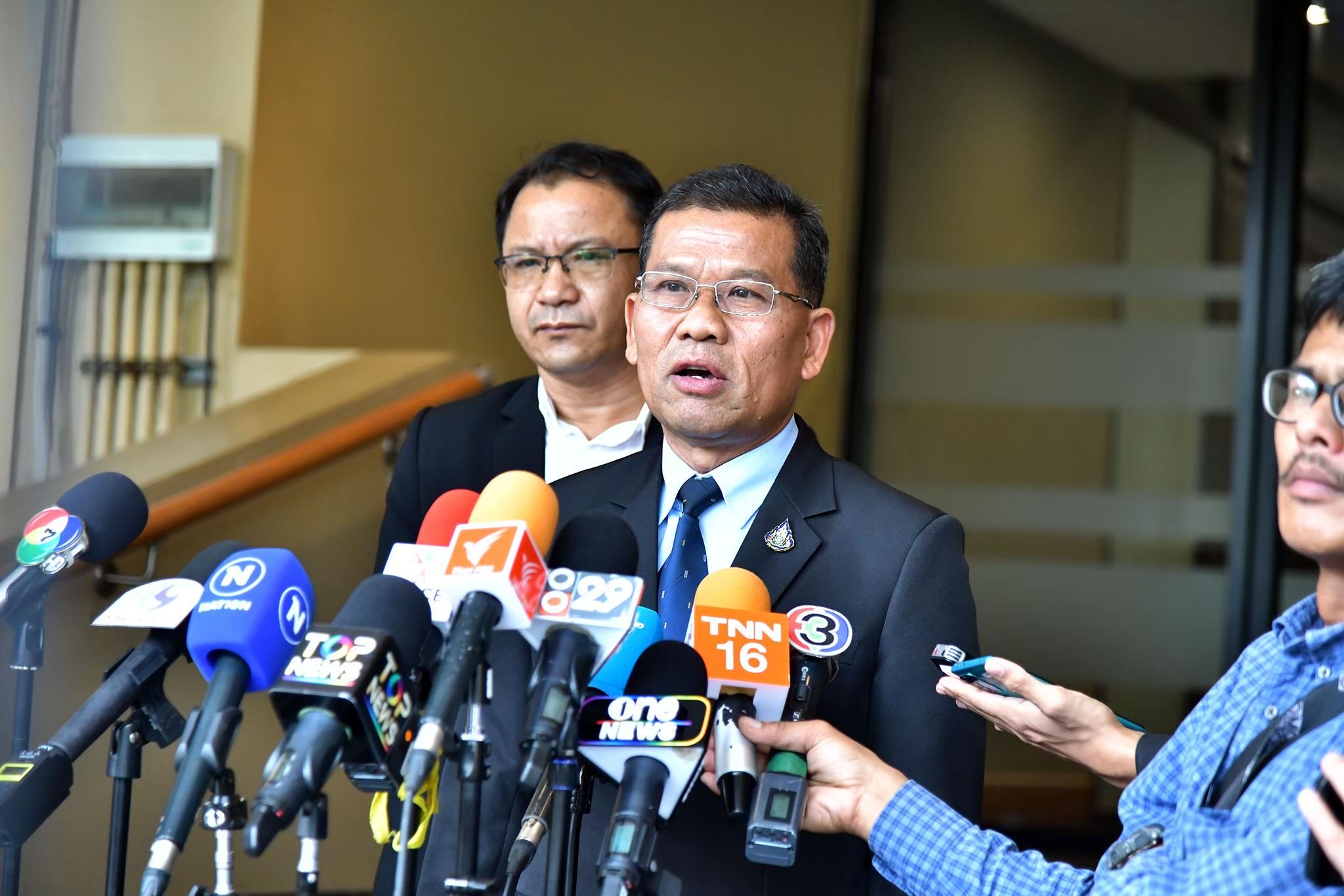 "คารม" เตือน "โรม" ระวังคำพูด พาดพิง "อนุทิน" ปมกฟภ. ขายไฟฟ้าเมียนมา 