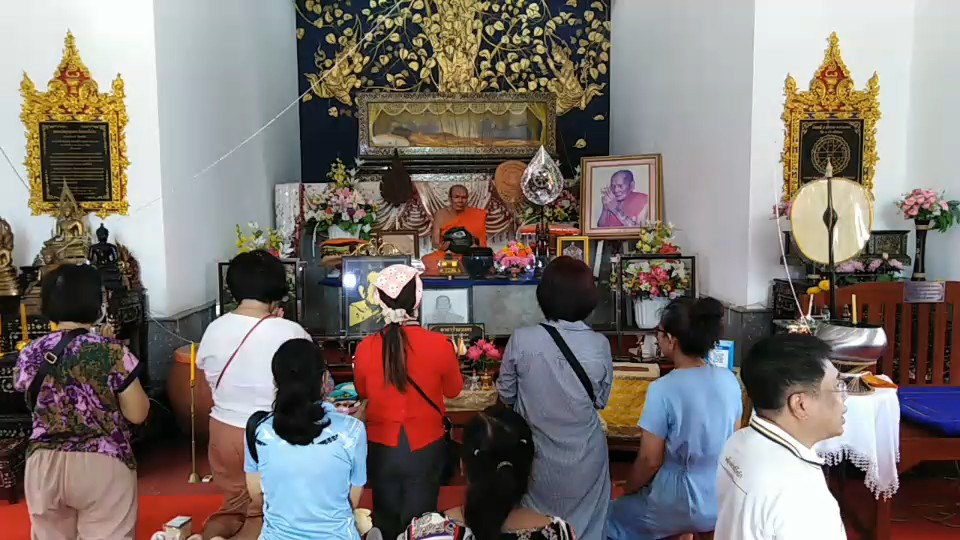 ชาวบ้านเมืองอุตรดิตถ์ ฮือฮา! ล้วงไหลูกปิงปองขอโชคได้เลขตรงกับวันครบรอบมรณภาพ "หลวงปู่ทองดำ"