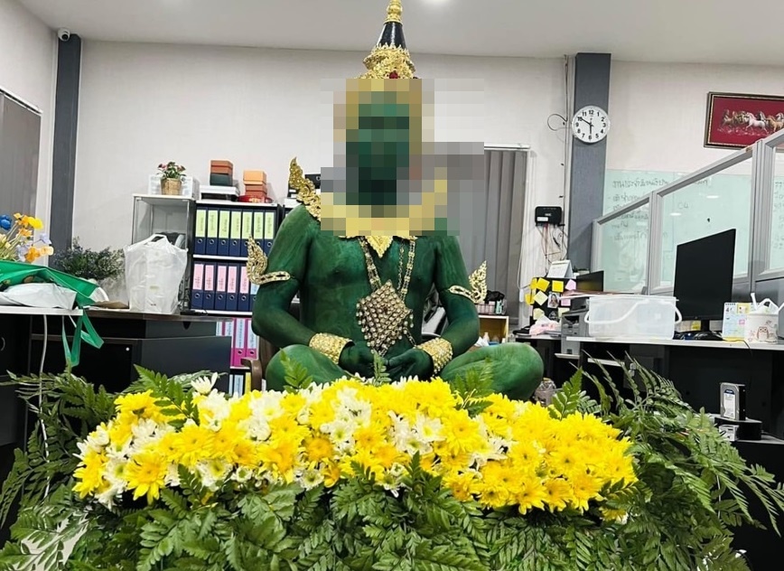 "พระพยอม"ติง"หนุ่ม"แต่งกายเป็นพระแก้วมรกตชี้ไม่รู้จักที่ต่ำที่สูงและกาลเทศะ 