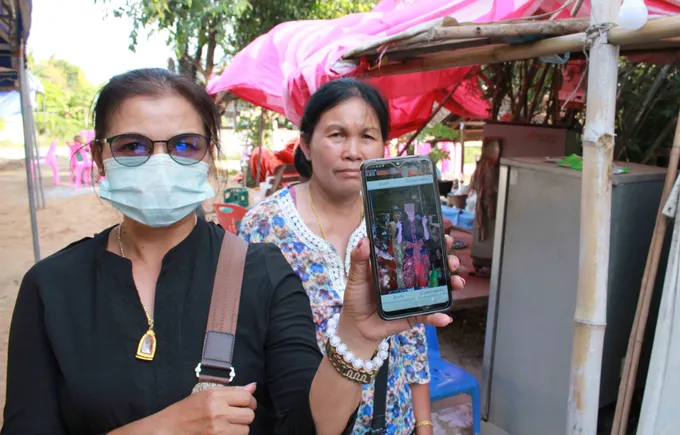 แฟนหมอลำเศร้า! รอรับศพ "ครูเต้ย" ผู้จัดการวงศิลปินภูไทรถบัสคว่ำ