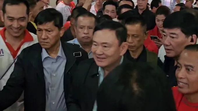 'ทักษิณ'ลงพื้นที่"อุบลราชธานี"ช่วยหาเสียงนายกอบจ.คนแห่รับกว่า 5 พันคน