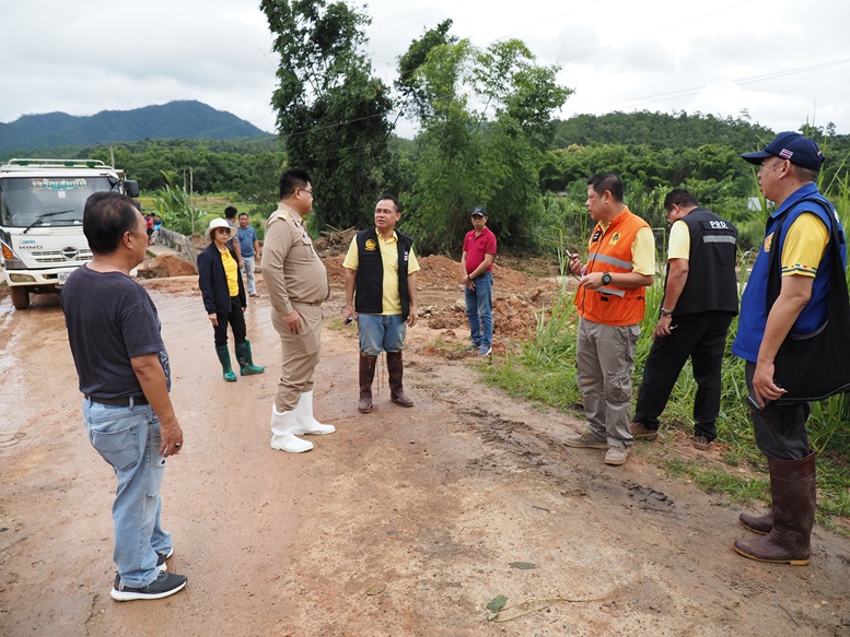 ผู้ว่าฯแม่ฮ่องสอนเร่งตรวจพื้นที่ประสบอุทกภัยในอำเภอขุนยวมเพื่อติดตามให้ความช่วยเหลือ 