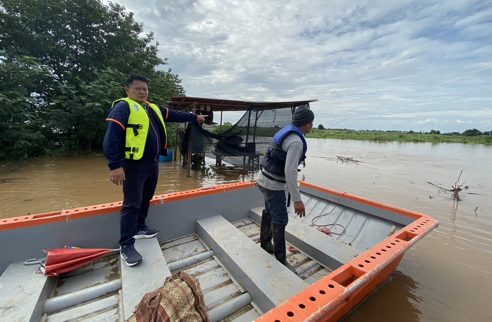 อบต.โพนสา นำเรือท้องแบน ช่วยชาวบ้านขนย้ายสิ่งของหนีน้ำโขงท่วมบนเกาะดอนต่ำ-ดอนแตงกลางน้ำโขง 