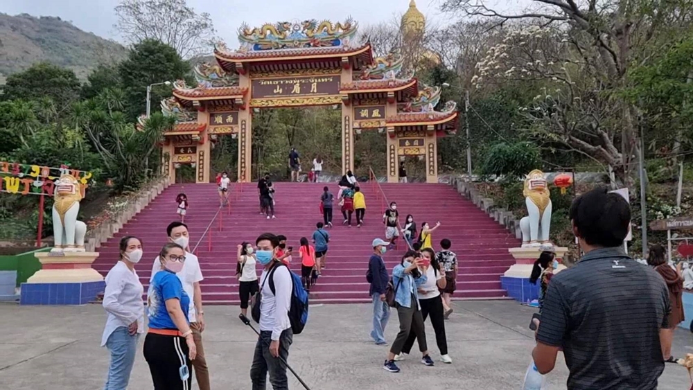 นทท.สายบุญ แห่พิสูจน์ศรัทธา พิชิต 3,790 ขั้น กราบสักการะสิ่งศักดิ์สิทธิ์ บนยอดเขาวงพระจันทร์