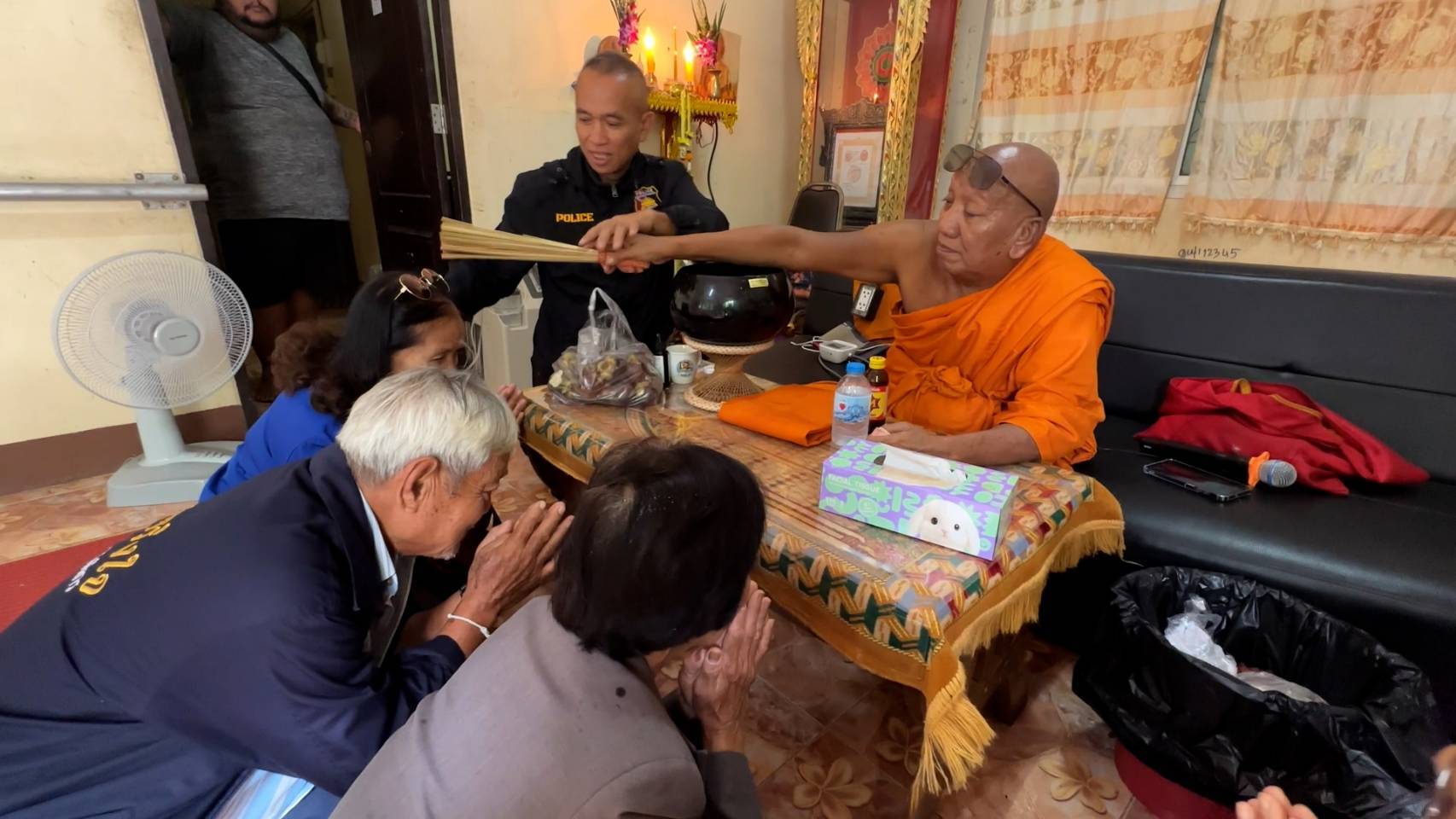 แห่เหมารถตู้ข้ามจังหวัด! ศิษย์เพชรบูรณ์หอบ ‘ขิงสด’ ถวายพระครูอดุลฯ ซัดแรงฝั่งตรงข้าม "เหมือนคนเป็นบ้า" ยันท่านเป็นพระดีพูดตรง