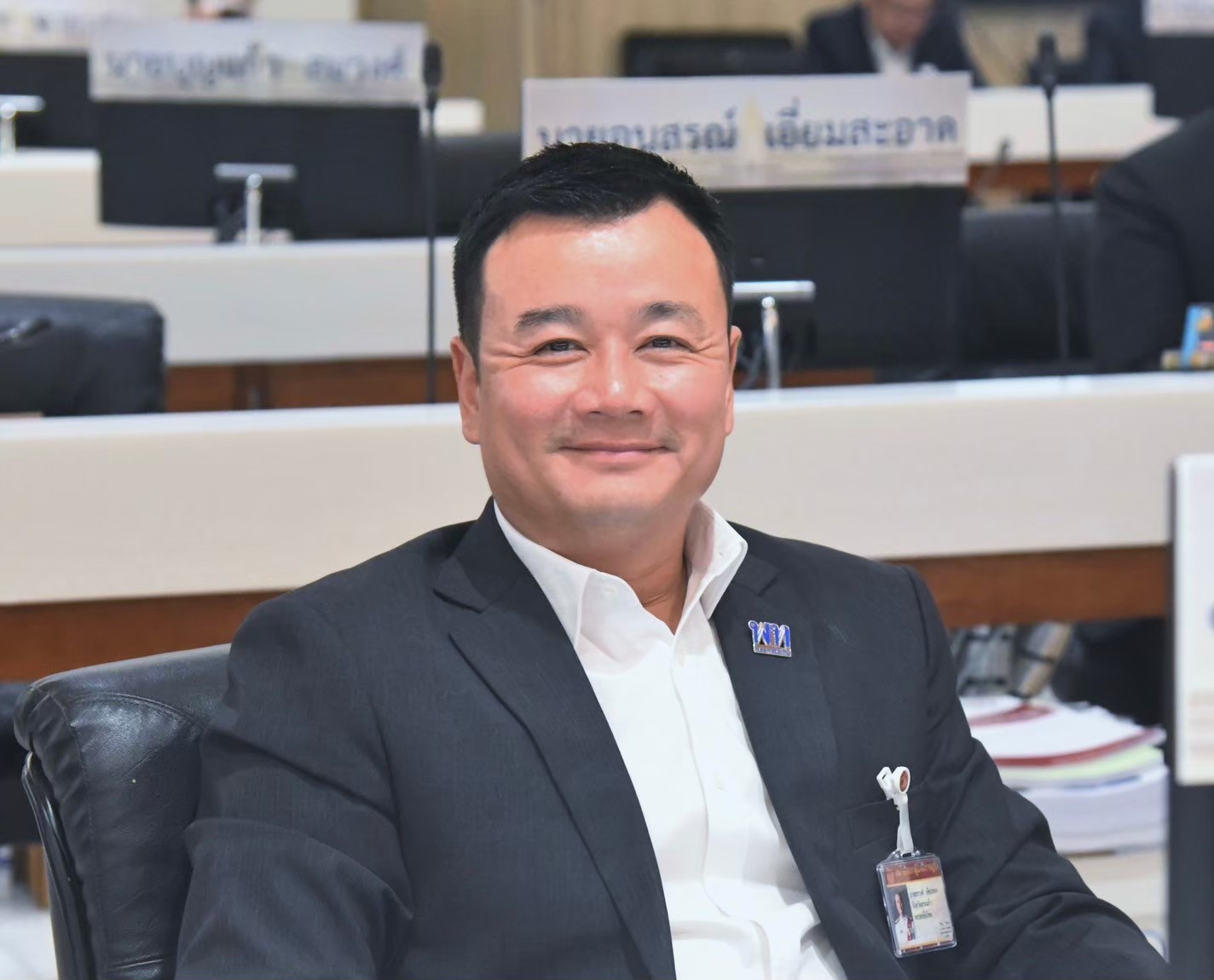"เพื่อไทย" ยันไม่มีองครักษ์พิทักษ์ใคร ย้ำอภิปรายในกรอบ เตือนลาม "ทักษิณ-อุ๊งอิ๊ง" เจอประท้วง จ่อยึดเวลา "ฝ่ายค้าน" คืน ฉุนเล่นเกมในสภาฯ
