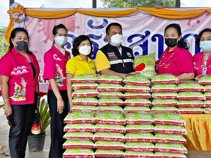 ชมรมวรรณศิลป์ไม่สิ้นสายสัตหีบ จิตอาสาสัตหีบ มอบข้าวสารสนับสนุนครัวสนามเทศบาลตำบลเกล็ดแก้ว