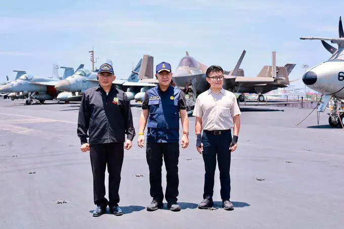 ผู้ว่าฯ ชลบุรี นำคณะไทยเยี่ยมชม “USS Abraham Lincoln” เรือบรรทุกเครื่องบินนิวเคลียร์กลางแหลมฉบัง  