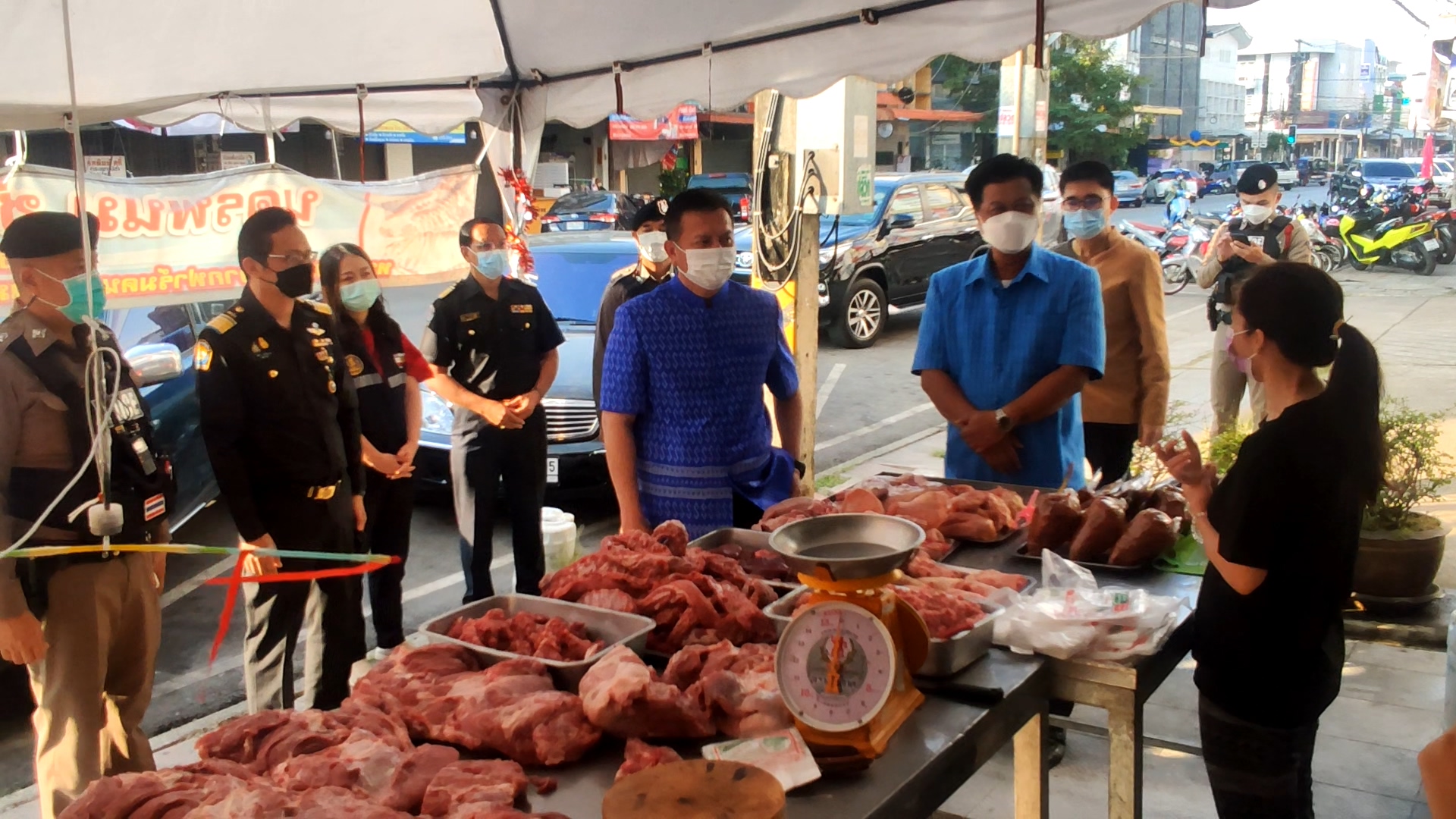 ผู้ว่าฯ นครพนมนำทีมเช็คราคาหมู  ยันไม่พบขายเกินราคาเปิดร้านหมูพาณิชย์ 7 จุด