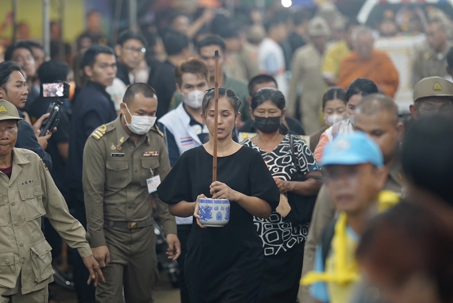 โศกเศร้าตลอดงานรับศพ "นักเรียน-ครู" เสียชีวิต เหตุไฟไหม้รถบัส
