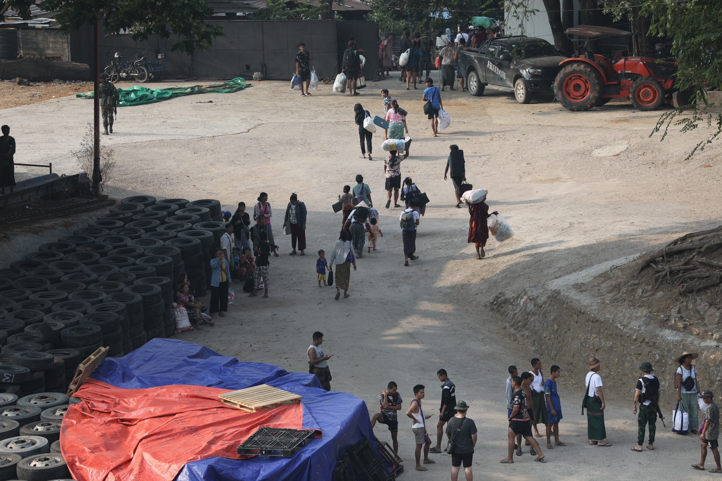 ชาวเมียนมาบางส่วนตัดสินใจกลับสู่มาตุภูมิหลังการสู้รบในฝั่งเมียวดีเริ่มคลี่คลายชั่วคราว