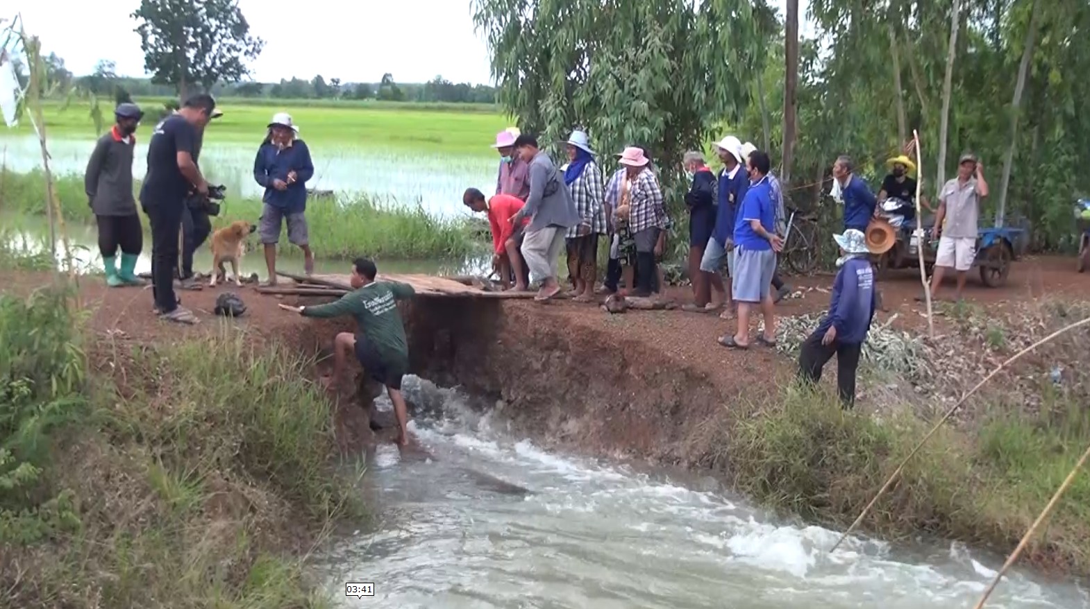 ชาวบ้านหนองกี่​โวย​ผู้รับเหมา​วางท่อลอดใต้ถนนเล็ก​  ไม่ได้มาตรฐานทำน้ำระบายไม่ทัน​ 