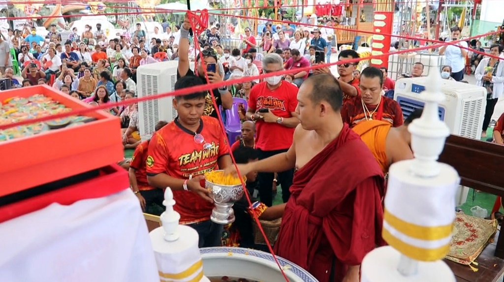 ประชาชนแห่ร่วมพิธีปลุกเสกวัตถุมงคล "หลวงปู่ดุสิต" รุ่นแรกอาบน้ำมนต์รัตนมาลา