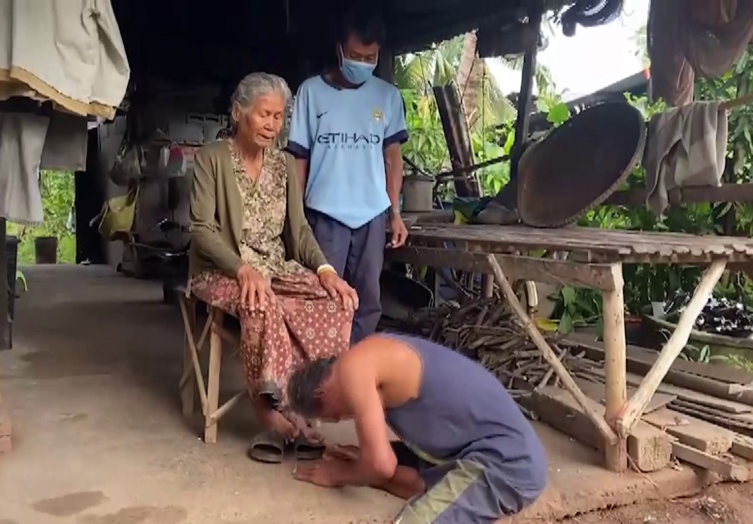 ลูกทรพีเผาบ้านขู่ฆ่าบุพการี สำนึกผิดกราบเท้าขอโทษแม่บังเกิดเกล้า 