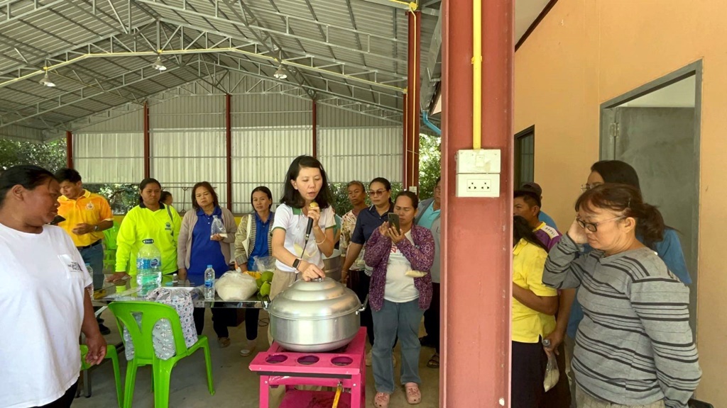 เกษตรอำเภอค้อวัง อบรมเกษตรกรทุ่งกุลาร้องไห้ ใช้จุลินทรีย์กำจัดศัตรูพืช