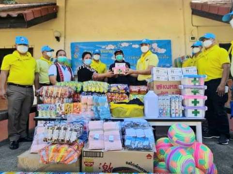 จิตอาสากองปราบมอบชุดกีฬาให้นักเรียนใน'วันเด็กแห่งชาติ'