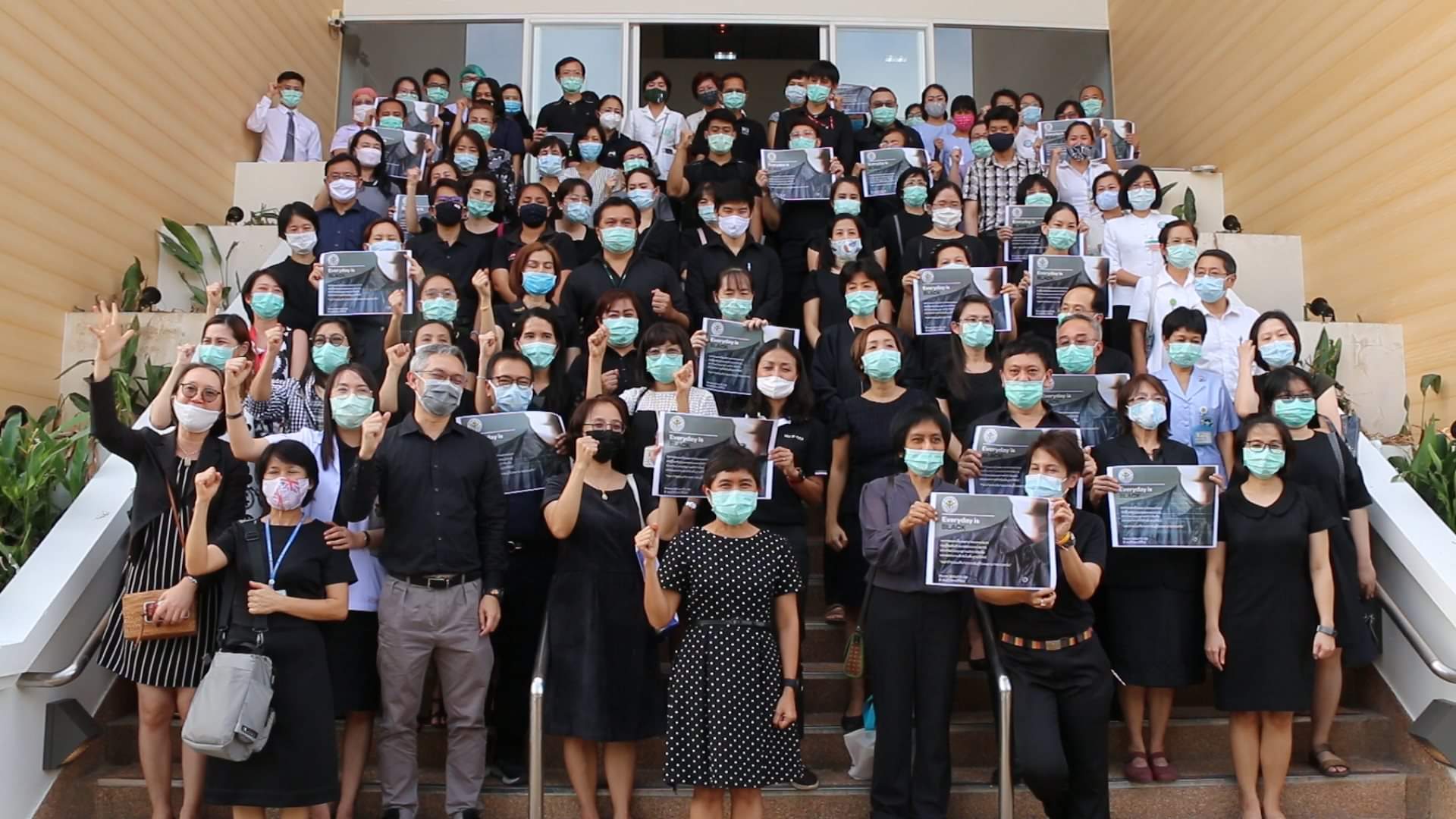 "หมอขอนแก่น" แต่งชุดดำแถลงจุดยืนเรียกร้องความเป็นธรรมให้ "หมอชาญชัย" 