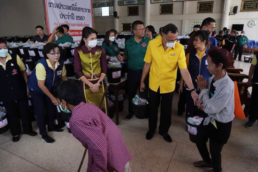 ผู้ว่าฯยโสธร-นายกเหล่ากาชาด ร่วมงานประเพณีทิ้งกระจาด มูลนิธิรวมสามัคคียโสธรปี 67