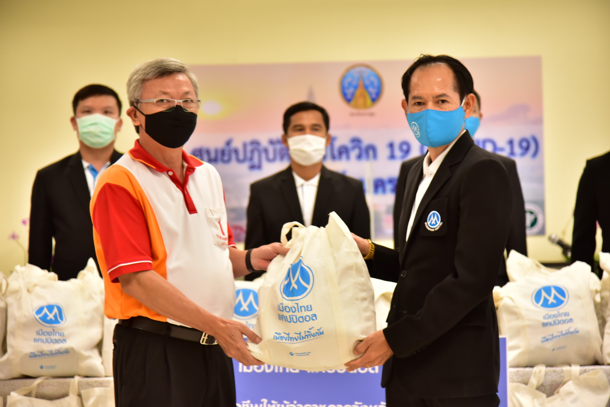 พ่อเมืองนครปฐม รับ-ส่งต่อถุงยังชีพ ให้ประชาชนเดือดร้อน 2 พันชุด