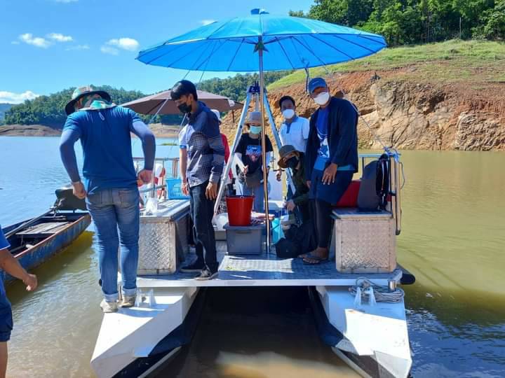 ชป.อุตรดิตถ์ลงพื้นที่เก็บตัวอย่างตะกอนดินและน้ำในอ่างเก็บน้ำคลองตรอน