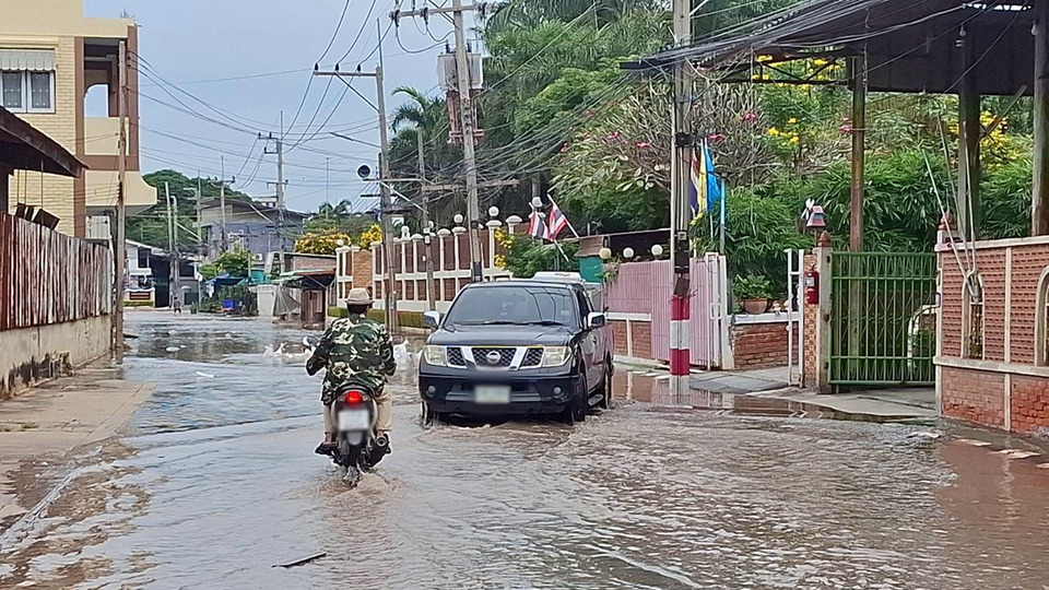 อ่างทองวิกฤติ! พนังกั้นน้ำพัง น้ำเจ้าพระยาทะลักท่วมตลาดป่าโมกสูงกว่า 1 เมตร การจราจรอัมพาต