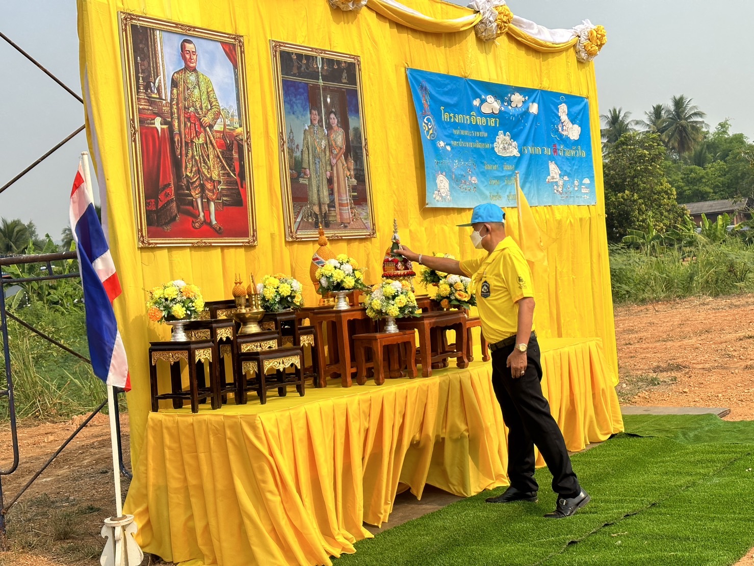 "อำเภอบ้านไร่"รวมพลังจัดกิจกรรมทำฝายกั้นน้ำเนื่องในวันจักรี