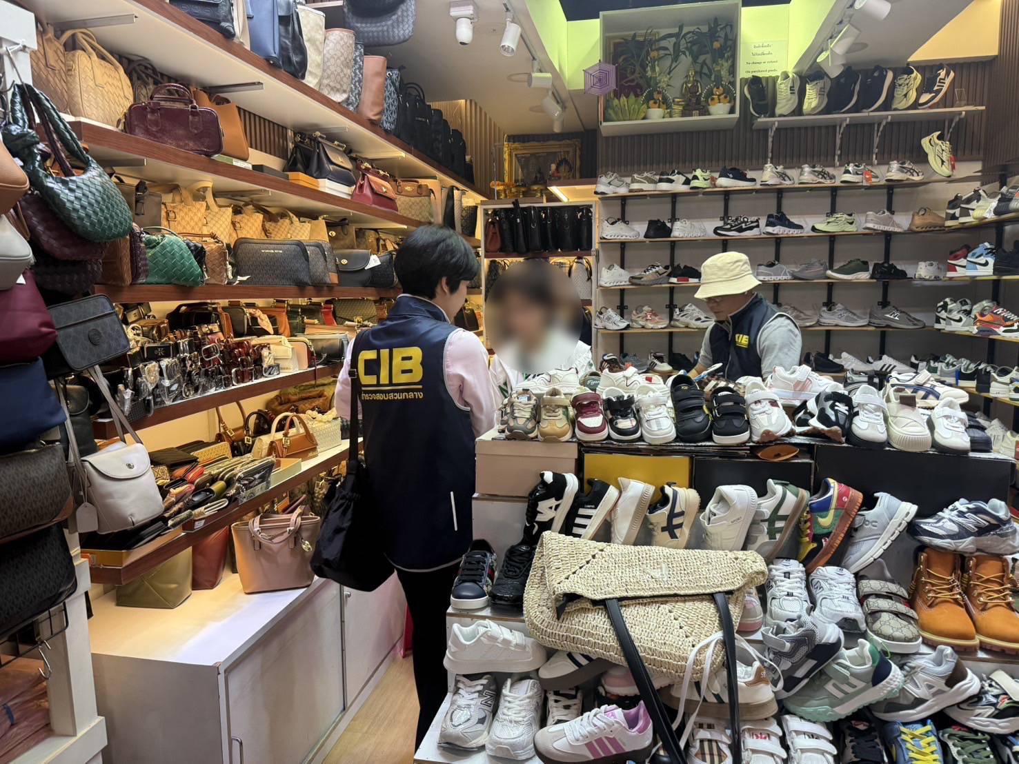 ระดมกวาดล้างสินค้าแบรนด์เนมปลอมกลางห้างดัง ยึดของกลาง มูลค่ากว่า 23 ล้านบาท