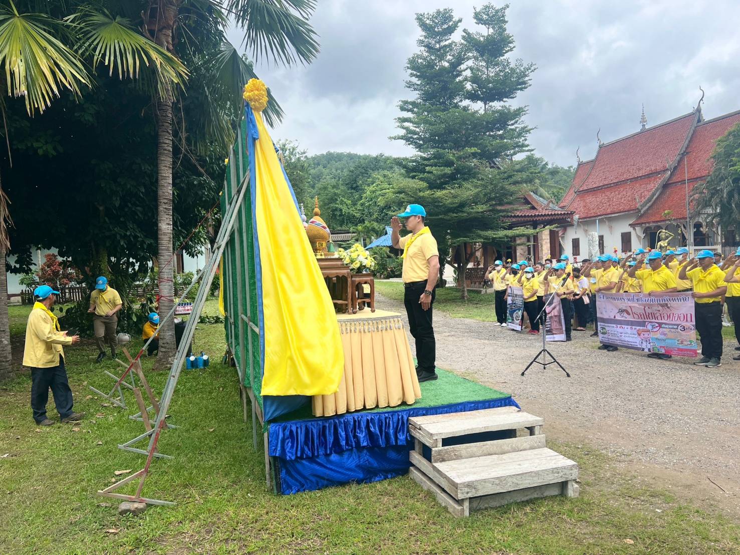 นายอำเภอสบเมยนำจิตอาสาพระราชทานพัฒนาศาสนสถาน