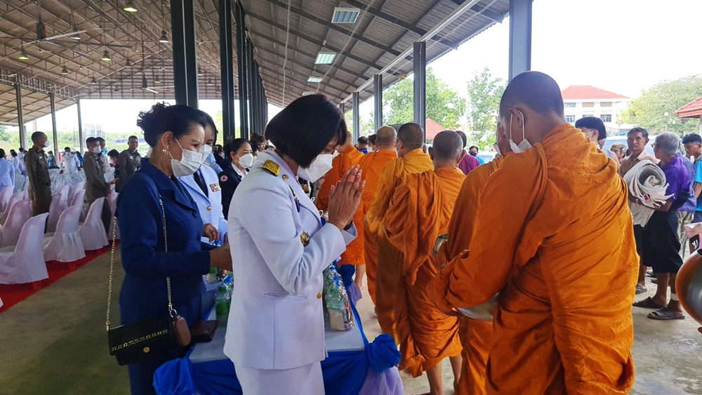 นอภ.แกลง นำ ปชช.ทุกหมู่เหล่า ทำบุญตักบาตรถวายเป็นพระราชกุศล เนื่องในโอกาสวันเฉลิมพระชนมพรรษา 91 พรรษา