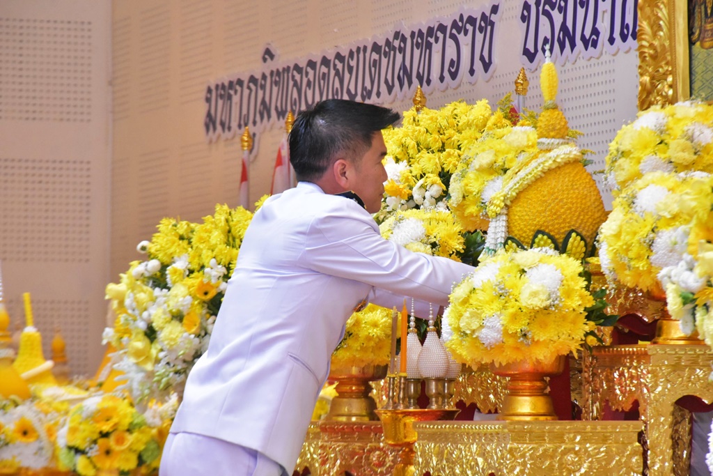 รองผู้ว่าฯพังงา นำ ขรก.วางพานพุ่มถวายราชสักการะเนื่องในวันคล้ายวันพระบรมราชสมภพ ในหลวง ร.9 วันชาติ และวันพ่อแห่งชาติ