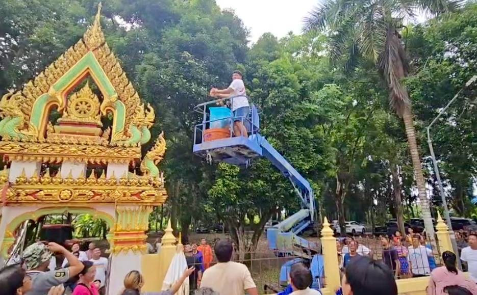 ฮือฮางานบวชระยอง "เสี่ยต้อย 100 ล้าน" จัดโปรยทานอลังการซ่อนโชคใหญ่ แจกเครื่องใช้ไฟฟ้าเพียบ