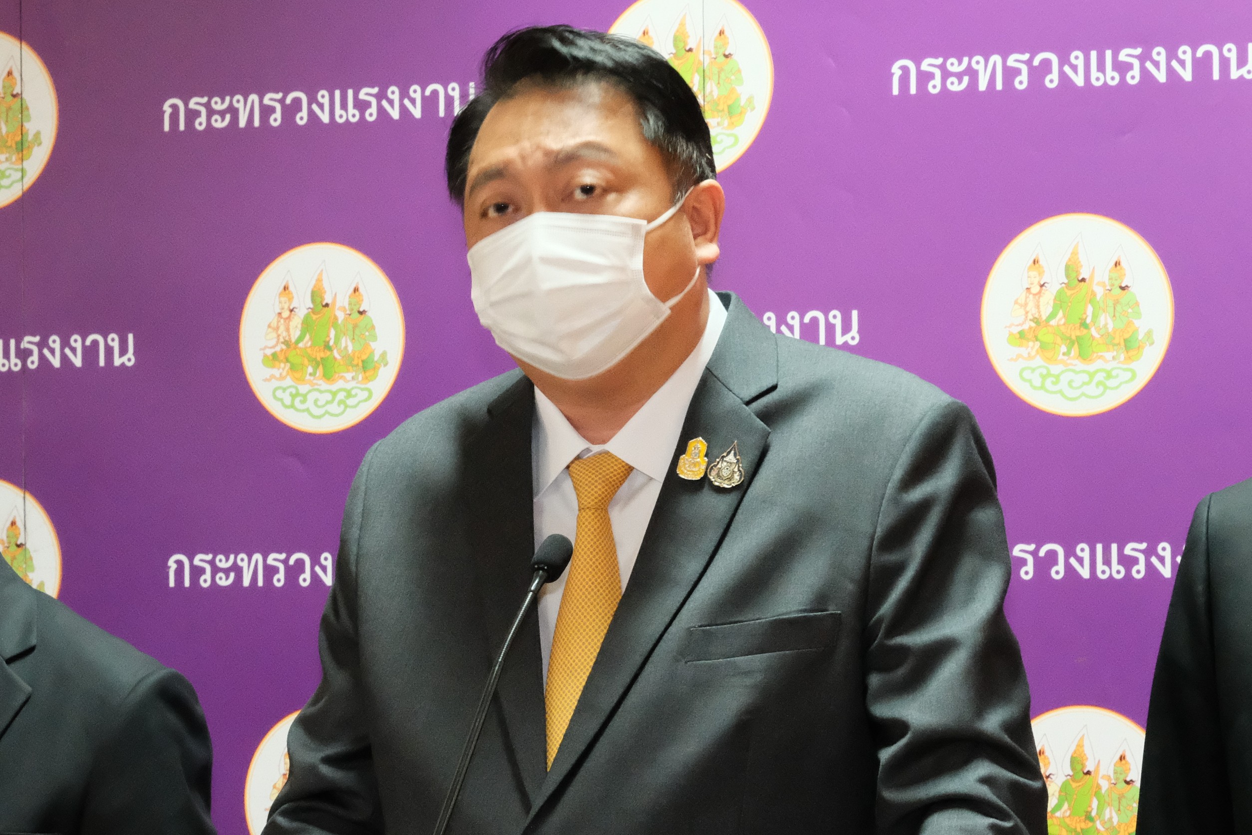 นายกฯ สั่ง รมว.เฮ้ง ประสานนายจ้างดูแล 253 คนงานไทยก่อนกลับจากแอฟริกา กักตัว 14 วันสกัดโควิดสายพันธุ์ใหม่