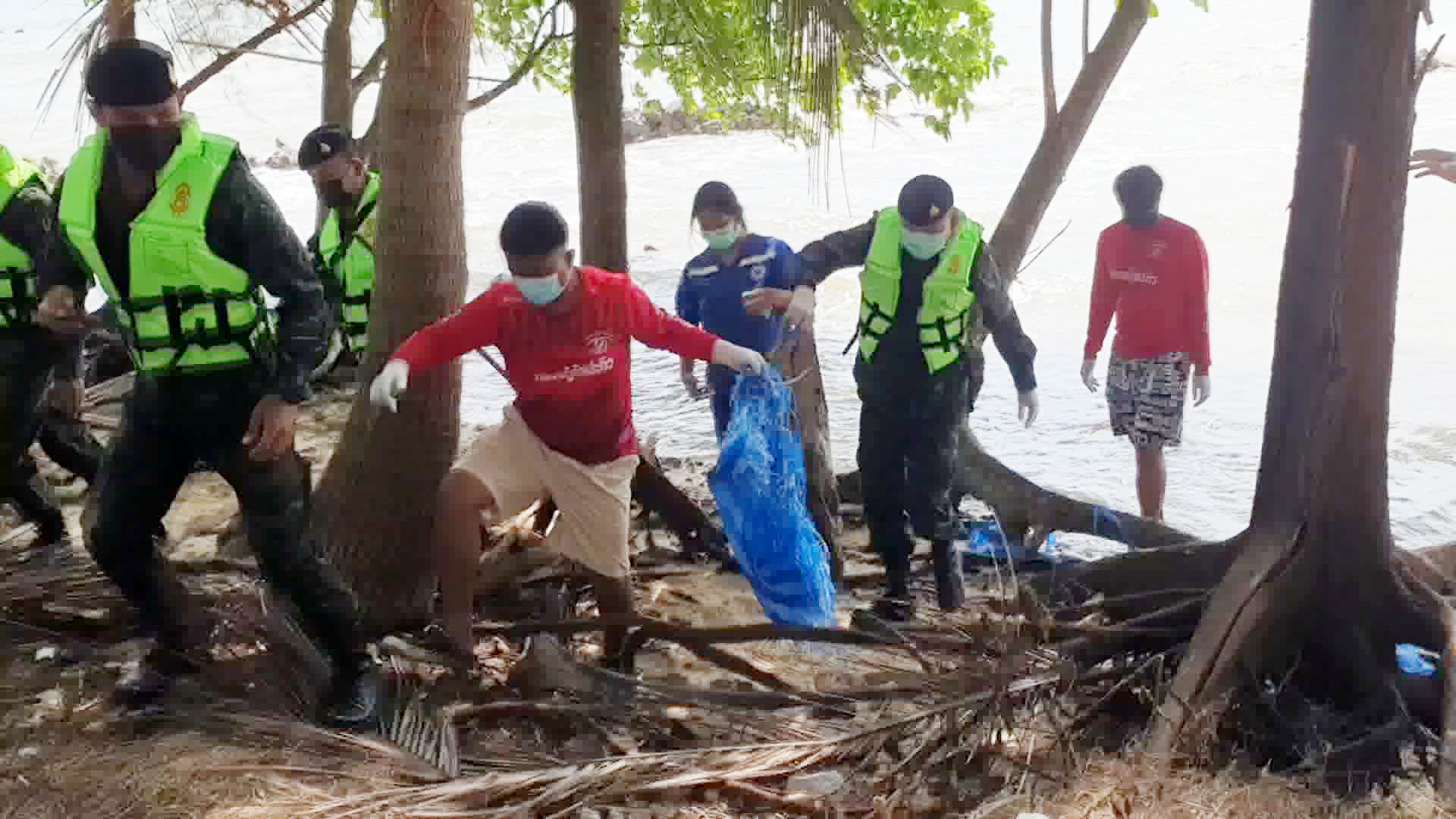 ผงะ!!ชาวบ้านเก็บขยะพลาสติกตามชายหาดเจอซากศพติดต้นโกงกางริมทะเล